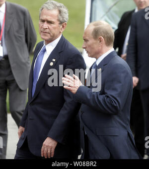 Us-Präsident George W. Bush (L) geht mit dem russischen Präsidenten Wladimir Putin nach einem Gruppenfoto während des G8-Gipfels in den Konstantinovsky Palast in Strelna, außerhalb von Saint Petersburg, Russland am 16. Juli 2006. (UPI Foto/Anatoli Zhdanov) Stockfoto