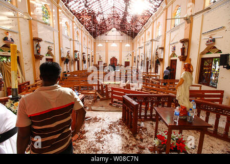 Sri Lankan Soldaten sehen Sie auf der Innenseite des St. Sebastian Kirche in Negombo am 21 April, 2019, nach einem Bombenanschlag während der ostergottesdienst getötet, dass Sonnenanbeter. Eine Serie von acht verheerenden Bombenanschlägen durch High-end Hotels und Kirchen holding Ostergottesdienste in Sri Lanka zerrissen am 21. April fast 200 Menschen getötet, darunter Dutzende von Ausländern. Foto von Perera Pattin/UPI Stockfoto