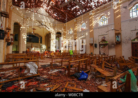 Sri Lankan Soldaten sehen Sie auf der Innenseite des St. Sebastian Kirche in Negombo am 21 April, 2019, nach einem Bombenanschlag während der ostergottesdienst getötet, dass Sonnenanbeter. Eine Serie von acht verheerenden Bombenanschlägen durch High-end Hotels und Kirchen holding Ostergottesdienste in Sri Lanka zerrissen am 21. April fast 200 Menschen getötet, darunter Dutzende von Ausländern. Foto von Perera Pattin/UPI Stockfoto