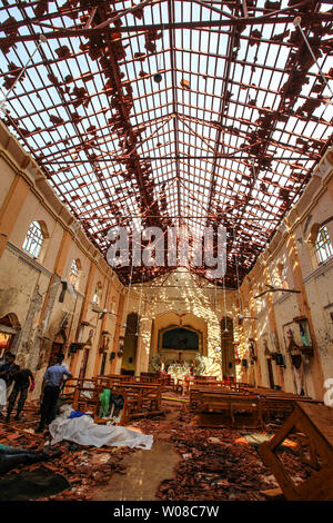 Sri Lankan Soldaten sehen Sie auf der Innenseite des St. Sebastian Kirche in Negombo am 21 April, 2019, nach einem Bombenanschlag während der ostergottesdienst getötet, dass Sonnenanbeter. Eine Serie von acht verheerenden Bombenanschlägen durch High-end Hotels und Kirchen holding Ostergottesdienste in Sri Lanka zerrissen am 21. April fast 200 Menschen getötet, darunter Dutzende von Ausländern. Foto von Perera Pattin/UPI Stockfoto