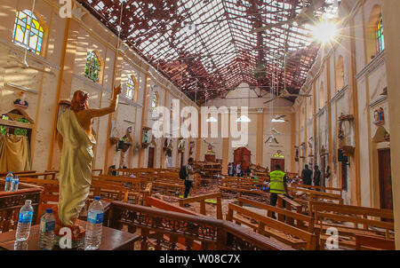 Sri Lankan Soldaten sehen Sie auf der Innenseite des St. Sebastian Kirche in Negombo am 21 April, 2019, nach einem Bombenanschlag während der ostergottesdienst getötet, dass Sonnenanbeter. Eine Serie von acht verheerenden Bombenanschlägen durch High-end Hotels und Kirchen holding Ostergottesdienste in Sri Lanka zerrissen am 21. April fast 200 Menschen getötet, darunter Dutzende von Ausländern. Foto von Perera Pattin/UPI Stockfoto