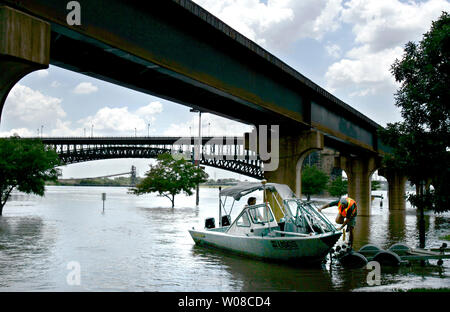 United States Geological Survey Mitarbeiter ziehen ihr Boot aus dem Mississippi River auf eine Straße in der Innenstadt von St. Louis, Missouri, 21. Juni 2008. Der Fluss crested in St. Louis bei 37,2 Fuß aber deutlich hinter der hohen Wasser Aufzeichnung von 49.58 Füße im Jahr 1993 eingestellt. (UPI Foto/Markierung Cowan) Stockfoto