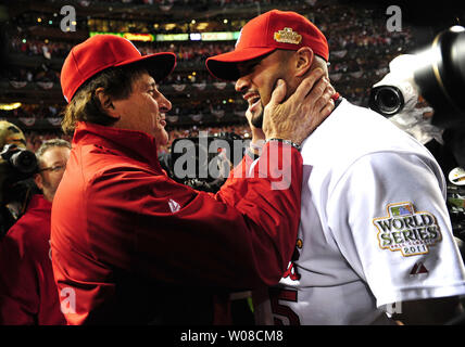 St. Louis Cardinals Manager Tony La Russa umfasst Albert Pujols, nachdem die Kardinäle die 2011 World Series in St. Louis am 28. Oktober 2011 gewonnen. Die Kardinäle besiegten die Texas Rangers 6-2 gewinnen Spiel 7 der World Series ihren 11 World Series Meisterschaft Nehmen. UPI/Kevin Dietsch Stockfoto