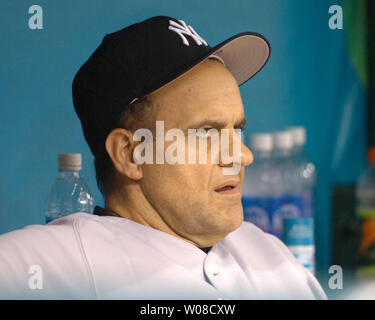 New York Yankees Manager Joe Torre' schaut über Tropicana Field während der Yankees v. Tampa Bay Devil Rays Spiel Mittwoch, 12.08.17, 2005 in St. Petersburg, FL. Die Teufelsrochen schlugen die Yankees 7-6. (UPI Foto/Cathy Kapulka) Stockfoto