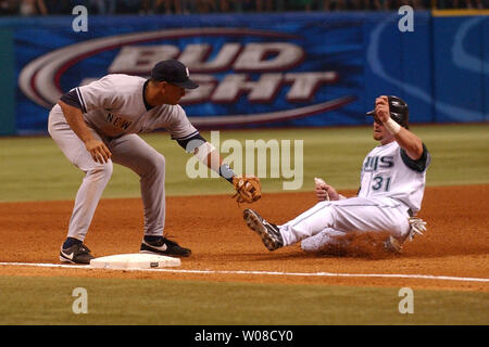 Tampa Bay Devil Rays" Jonny Gomes (31) ist sicher an der dritten Base als New York Yankees' Alex Rodriguez treis ihn heraus in der Unterseite des zweiten Inning am Tropicana Feld Mittwoch, 12.08.17, 2005 in St. Petersburg, FL. Die Teufelsrochen schlugen die Yankees 7-6. (UPI Foto/Cathy Kapulka) Stockfoto