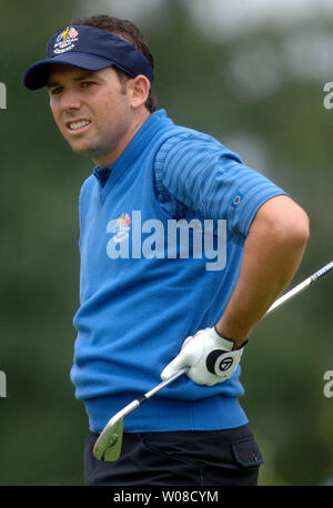 Europäische Teammitglied Sergio Garcia paßt seinen Antrieb aus der 12-t-stück, während des zweiten Tages der Ryder Cup Turnier im K Club in Straffan, Irland am 23. September 2006. (UPI Foto/Kevin Dietsch) Stockfoto