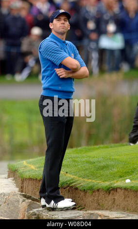 Europäische Teammitglied Sergio Garcia untersucht seine Lüge auf dem 12 Grün, während des zweiten Tages der Ryder Cup Turnier im K Club in Straffan, Irland am 23. September 2006. (UPI Foto/Kevin Dietsch) Stockfoto