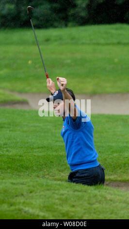 Europäische Teammitglied Sergio Garcia feiert seinen Runden gewinnen Chip auf dem 16 Grün, während des zweiten Tages der Ryder Cup Turnier im K Club in Straffan, Irland am 23. September 2006. (UPI Foto/Kevin Dietsch) Stockfoto