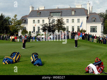 Europäische Teammitglied Sergio Garcia Schläge das 10. Loch zu gewinnen, während die zweite Runde der Play am zweiten Tag der Ryder Schale an der K-Club in Straffan, Irland am 23. September 2006. (UPI Foto/Kevin Dietsch) Stockfoto