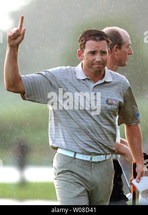 Europäische Teammitglied Sergio Garcia feiert seinen Umlauf gewinnenden Schlag, auf dem 18 Grün während der ersten Runde der Ryder Cup, Im K Club in Straffan, Irland am 21. September 2006. (UPI Foto/Kevin Dietsch) Stockfoto