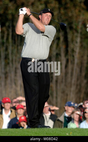 USA Team Mitglied Phil Mickelson paßt seinen Antrieb aus der 16 t-stück Kasten in der ersten Runde der Ryder Cup, Im K Club in Straffan, Irland am 21. September 2006. (UPI Foto/Kevin Dietsch) Stockfoto