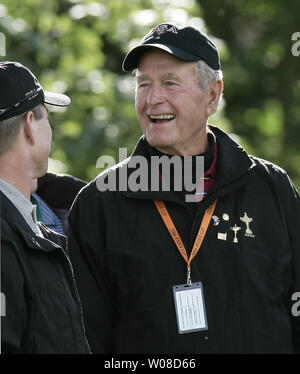 Der ehemalige Präsident George Bush Sr. Uhren der Golf im 8. Grün in der ersten Runde der Ryder Cup im K Club in Straffan 22. September 2006. (UPI Foto/Hugo Philpott) Stockfoto