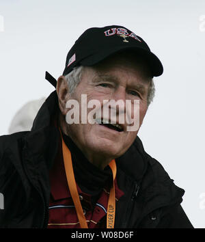 Der ehemalige Präsident George Bush Sr. Uhren der Golf auf dem 14 Grün in der ersten Runde der Ryder Cup im K Club in Straffan 22. September 2006. (UPI Foto/Hugo Philpott) Stockfoto