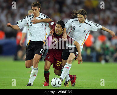 Deutschlands Sebastian Kehl und Torsten von Frings sandwich Portugals Deco während des 3./4. Platz Play-off in 2006 FIFA World Cup Soccer in Stuttgart am 8. Juli 2006. Deutschland besiegt Portugal 3-1 den dritten Platz in der WM zu erfassen. (UPI Foto/Christian Brunskill) Stockfoto