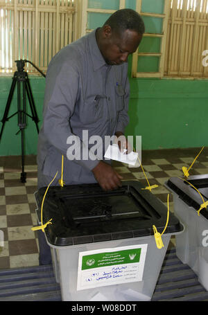 Eine sudanesische Mann wirft seinen Stimmzettel im Wahllokal am ersten Tag des sudanesischen Präsidenten- und Parlamentswahlen, in Khartum, Sudan, Montag, 13. April 2015. Sudanesische begann am Montag in einer Wahl durch die wichtigsten Oppositionsparteien, die gesetzt sieht Präsident Omar Hassan al-Bashir ist mehr als 25 Jahre an der Macht zu erweitern boykottiert. Die Präsidentschafts- und Parlamentswahlen, Umfragen, April 13-15 gehalten, sind die ersten, die seit der Sudan mit dem Süden im Jahr 2011 aufgeteilt. Foto von Abderaouf Ubgadar/UPI Stockfoto