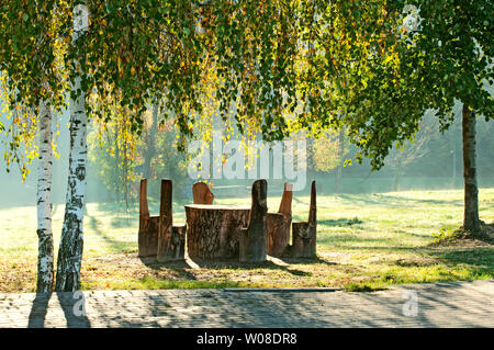 Schönen Rastplatz mit Tisch und Stühlen am Vormittag sonnig Park Stockfoto