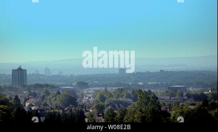 Glasgow, Schottland, Großbritannien, 27. Juni, 2019. UK Wetter: Saharan Hitzewelle Versprechen sah blaue Himmel morgen als endlich die Aussicht auf einen Sommer eingetreten. Credit: Gerard Fähre / alamy Live Neue Stockfoto