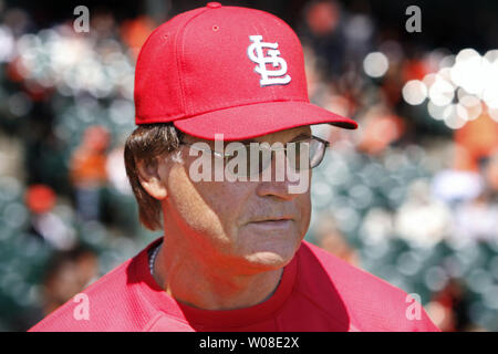 St. Louis Cardinals Manager Tony LaRussa Spaziergänge das Feld vor dem San Francisco Giants Hauptöffner am AT&T Park in San Francisco am 8. April 2011. Stockfoto