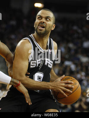 San Antonio Spurs Tony Parker sieht in den Warenkorb gegen die Golden State Warriors im zweiten Quartal in der Oracle Arena in Oakland, Kalifornien am 16. Dezember 2009. Die Spurs besiegten die Krieger 103-91. UPI/Terry Schmitt Stockfoto