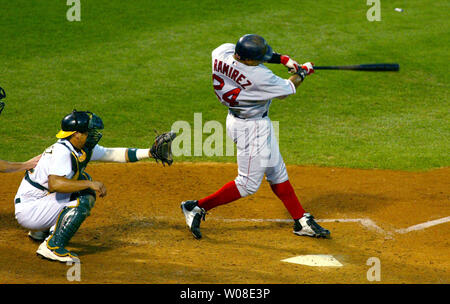 Boston Red Sox Manny Ramirez legt in einem Barry Zito Pitch für ein 3 run Homer im sechsten Inning in Oakland, Ca., am 6. Oktober 2003. Die Red Sox besiegten die Oakland A's 4-3 in die ALCS gegen die Yankees. (UPI/TERRY SCHMITT) Stockfoto