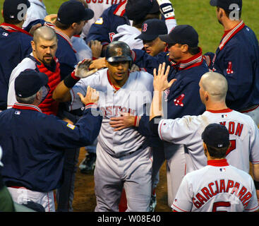 Boston Red Sox Manny Ramirez gratuliert schlagen Sie ein drei laufen lassen Homer im sechsten Inning in Oakland, Ca., am 6. Oktober 2003. Die Red Sox besiegten die Oakland A's 4-3 in die ALCS gegen die Yankees. (UPI/TERRY SCHMITT) Stockfoto