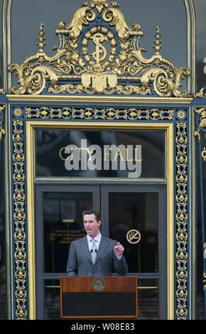 Neue San Francisco Bürgermeister Gavin Newsom liefert seine Antrittsrede vor dem Rathaus in San Francisco, 8. Januar 2004. Er ist der Bürgermeister von San Francisco 42. (UPI Foto/Terry Schmitt) Stockfoto