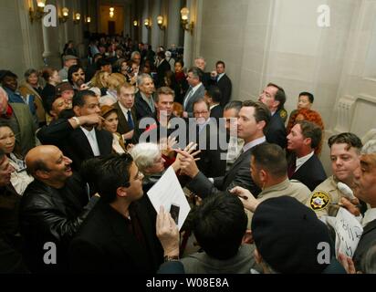 Neue San Francisco Bürgermeister Gavin Newsom grüßt die Öffentlichkeit in den Fluren des Rathauses in San Francisco, 8. Januar 2004. Er ist der Bürgermeister von San Francisco 42. (UPI Foto/Terry Schmitt) Stockfoto