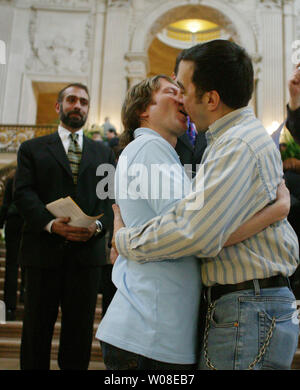 Ein paar Küsse Ihre Hochzeit im Rathaus, 13. Februar 2004 in San Francisco zu schließen. Hunderte von Paaren erhalten Lizenzen, geheiratet und hatten ihre Hochzeiten heute erfasst. (UPI FOTO/Terry Schmitt) Stockfoto