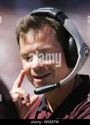 Atlanta Falcons Head Coach Jim Mora Gespräche mit den Trainern Overhead als seine Falken Niederlage des 49ers in San Francisco am 12. September 2004. (UPI Foto/Terry Schmitt) Stockfoto