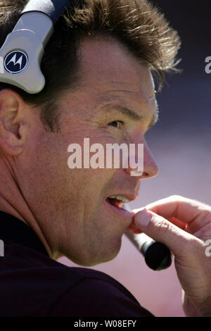 Atlanta Falcons Head Coach Jim Mora Gespräche mit den Trainern Overhead als seine Falken Niederlage des 49ers in San Francisco am 12. September 2004. (UPI Foto/Terry Schmitt) Stockfoto