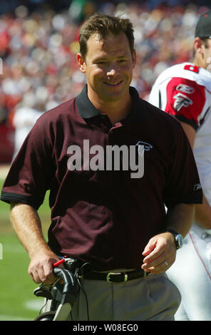 Atlanta Falcons Head Coach Jim Mora Lächeln auf den Nebenerwerben wie seine Falken Niederlage des 49ers in San Francisco am 12. September 2004. (UPI Foto/Bruce Gordon) Stockfoto