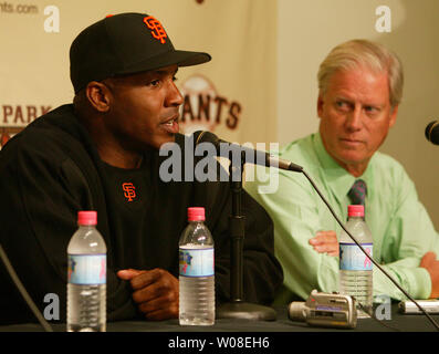 San Francisco Giants Barry Bonds spricht auf einer Pressekonferenz als Riesen President und Managing General Partner Peter Magowan sieht bei SBC Park in San Francisco am 21. September 2004. Die Riesen' angekündigt, dass Anleihen mit dem Verein durch die Saison 2006. (UPI Foto/Terry Schmitt) Stockfoto