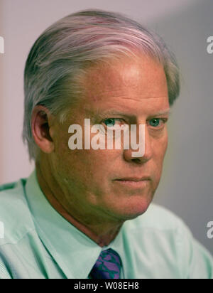 San Francisco Giants President und Managing General Partner Peter Magowan hört auf Barry Bonds bei einer Pressekonferenz an SBC Park in San Francisco am 21. September 2004 sprechen. Die Riesen' angekündigt, dass Anleihen mit dem Verein durch die Saison 2006. (UPI Foto/Terry Schmitt) Stockfoto