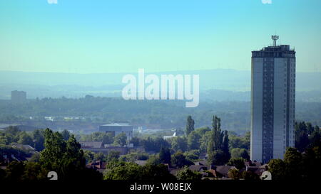 Glasgow, Schottland, Großbritannien, 27. Juni, 2019. UK Wetter: Saharan Hitzewelle Versprechen sah blaue Himmel morgen als endlich die Aussicht auf einen Sommer eingetreten. Credit: Gerard Fähre / alamy Live Neue Stockfoto