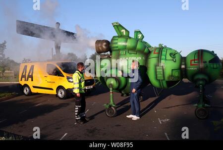 AA-mechaniker George Flinton geholfen, Roter Zwerg fan Alex Dowling, nachdem er brach in der Nähe der Engel des Nordens, während nach Glasgow Comic Con fahren. Die sci-fi Fan hatte umgebaut sein Auto, um zu schauen, wie die berühmte Show Starbug Raumschiff an der Engel des Nordens, in der Nähe von Newcastle. Stockfoto