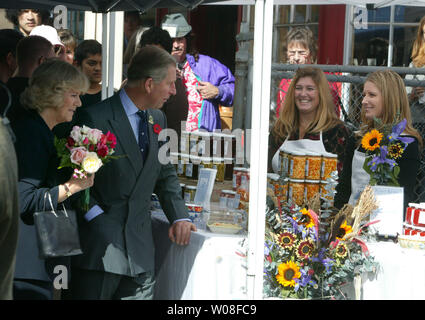 Seine Königliche Hoheit der Prinz Charles von Wales und seine Frau Camilla, SKH die Herzogin von Cornwall sprechen Sie mit Anbietern am Markt FarmerÕs in Point Reyes Station, CA während ihrer königlichen Besuch in den Vereinigten Staaten am 5. November 2005. (UPI Foto/Terry Schmitt) Stockfoto