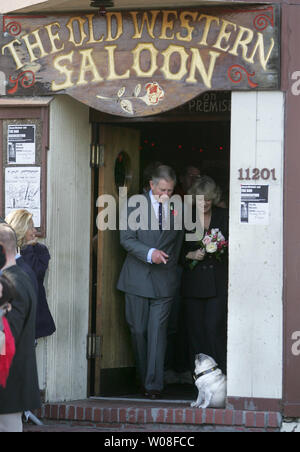 Seine Königliche Hoheit der Prinz Charles von Wales und seine Frau Camilla, SKH die Herzogin von Cornwall Begegnung 'Fred' der Hund als Sie verlassen eine Kneipe in Point Reyes Station, CA während ihrer königlichen Besuch in den Vereinigten Staaten am 5. November 2005. (UPI Foto/Terry Schmitt) Stockfoto