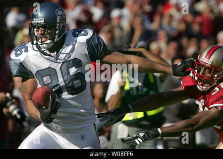 Seattle Seahawks 'TE Jerramy Stevens (86) versucht, weg San Francisco 49ers' Ben Emanuel bei Monster Park in San Francisco am 20. November 2005 zu drücken. (UPI Foto/Terry Schmitt) Stockfoto