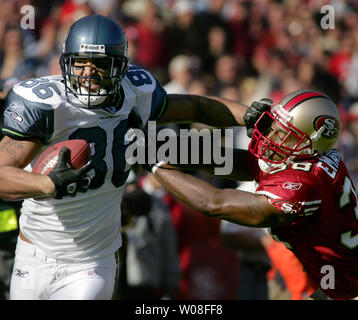 Seattle Seahawks 'TE Jerramy Stevens (86) versucht, weg San Francisco 49ers' Ben Emanuel bei Monster Park in San Francisco am 20. November 2005 zu drücken. (UPI Foto/Terry Schmitt) Stockfoto