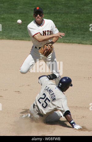 San Francisco Giants SS Omar Vizquel springt über San Diego Padres Mike Cameron im siebten Inning in einem erfolglosen Double Play Versuch bei AT&T Park in San Francisco am 2. Mai 2006. (UPI PhotoTerry Schmitt) Stockfoto