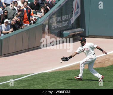 San Francisco Giants Barry Bonds kommt ein wenig spät an einem Antrieb durch Chicago Cubs Freddie Bynum, die für ein Dreibettzimmer im achten Inning bei AT&T Park in San Francisco ging am 11. Mai 2006 Die Riesen besiegt die Jungen 9-3. (UPI Foto/Terry Schmitt) Stockfoto