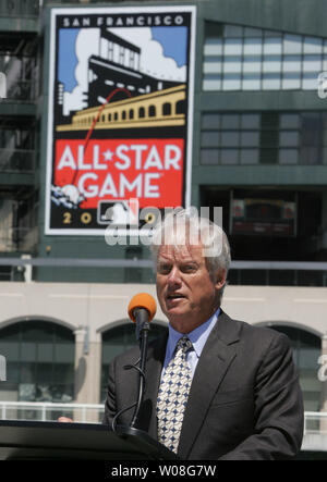 San Francisco Giants Präsident eine Managing General Partner Peter Magowan spricht bei der Enthüllung des Logos für das All-Star Game 2007 bei AT&T Park in San Francisco am 14. Juli 2006. Das Spiel wird am 10. Juli 2007 gespielt werden. (UPI Foto/Terry Schmitt) Stockfoto