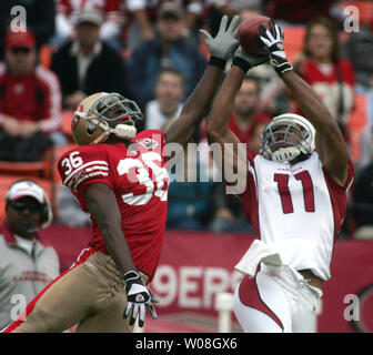 Arizona Cardinals Larry Fitzgerald (11) Einsätze San Francisco 49ers Shawntae Spencer (36) einen 57 Yard Pass von QB Matt Leinart im ersten Quartal auf Monster Park in San Francisco am 24. Dezember 2006 greifen. Die Karten besiegten die 49ers 26-20. (UPI Foto/Terry Schmitt) Stockfoto