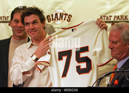 Neueste San Francisco riesige Barry Zito zeigt seine neue Nummer mit Manager Bruce Bochy (L) und President und Managing General Partner Peter Magowan auf einer Pressekonferenz bei AT&T Park in San Francisco am 3. Januar 2007. Zito, einem ehemaligen Cy Young Award Gewinner und drei All-Star-, unterzeichnete einen 7 jahres Vertrag mit den San Francisco Giants. (UPI Foto/Terry Schmitt) Stockfoto