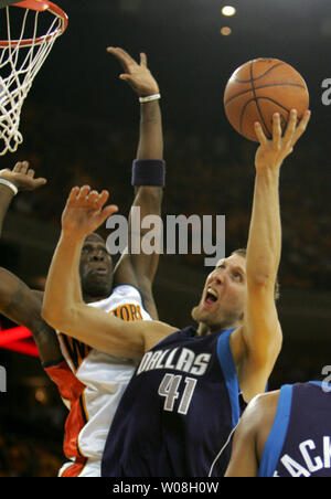 Dallas Mavericks Dirk Nowitzki (41) Setzt einen Schuß über Golden State Warriors Mickael Pietrus in der zweiten Hälfte des Spiel drei der Western Conference Viertelfinale in der Oracle Arena in Oakland, Kalifornien am 27. April 2007. (UPI Foto/Terry Schmitt) Stockfoto