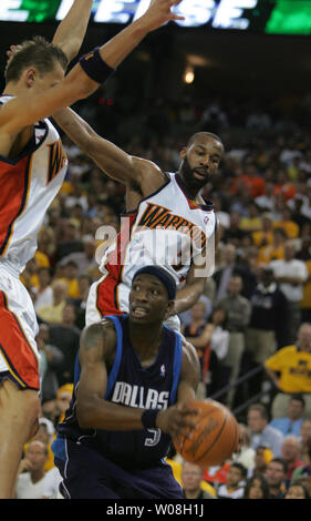 Dallas Mavericks Josh Howard (5) Fälschungen Golden State Warriors Andris Biedrins (L) aus Lettland und Baron Davis in der Luft in Spiel vier der Western Conference Viertelfinale in der Oracle Arena in Oakland, Kalifornien am 27. April 2007. (UPI Foto/Terry Schmitt) Stockfoto