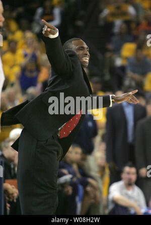 Dallas Mavericks Head Coach Avery Johnson schreit Wegbeschreibung zu seinem Team, da sie sich auf die Golden State Warriors in Spiel sechs der Western Conference Viertelfinale in der Oracle Arena in Oakland, Kalifornien fallen am 3. Mai 2007. (UPI Foto/Terry Schmitt) Stockfoto