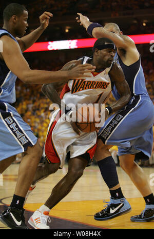 Golden State Warriors Stephen Jackson Antriebe zwischen Utah Jazz Jarron Collins (L) und Carlos Boozer in der zweiten Hälfte des Spiel vier der Western Conference Semifinals in der Oracle Arena in Oakland, Kalifornien am 13. Mai 2007. (UPI Foto/Aaron Kehoe) Stockfoto