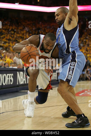 Golden State Warriors Baron Davis Laufwerke auf Utah Jazz Carlos Boozer (R) in der zweiten Hälfte des Spiel vier der Western Conference Semifinals in der Oracle Arena in Oakland, Kalifornien am 13. Mai 2007. (UPI Foto/Aaron Kehoe) Stockfoto