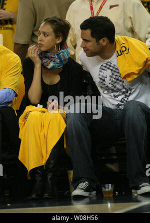 Schauspielerin Jessica Alba und Freund Cash Warren nehmen in der Krieger gegen die Utah Jazz in der Western Conference Semifinals in der Oracle Arena in Oakland, Kalifornien am 13. Mai 2007. Der Jazz besiegt die Krieger 115-102. (UPI Foto/Aaron Kehoe) Stockfoto